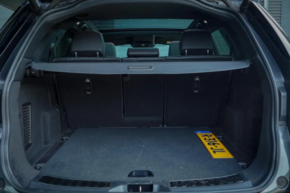 P300e 1.5 R-Dynamic HSE / Pano / Trekhaak / Dealer Ond / 1 Eig / Meridian Surround