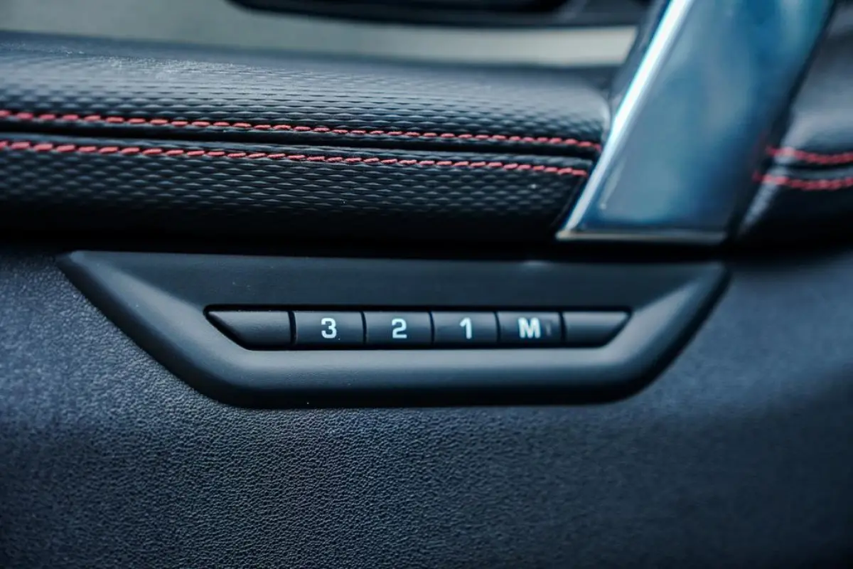 P300e 1.5 R-Dynamic HSE / Pano / Trekhaak / Dealer Ond / 1 Eig / Meridian Surround