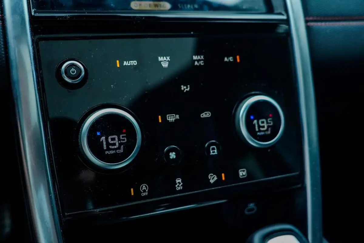 P300e 1.5 R-Dynamic HSE / Pano / Trekhaak / Dealer Ond / 1 Eig / Meridian Surround