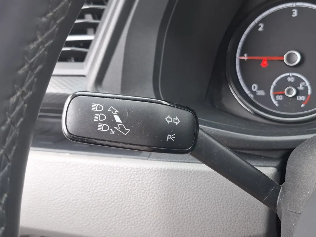 2.0 TDI L2H1 28 Highline | Android/Apple Carplay | LM Velgen 16" | Cruise Control | Sidebars | Achteruitrijcamera + PDC Voor en Achter | Airco |