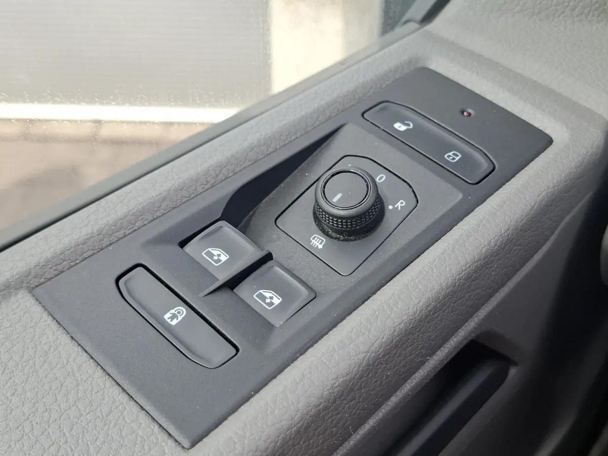 2.0 TDI L2H1 28 Highline | Android/Apple Carplay | LM Velgen 16" | Cruise Control | Sidebars | Achteruitrijcamera + PDC Voor en Achter | Airco |