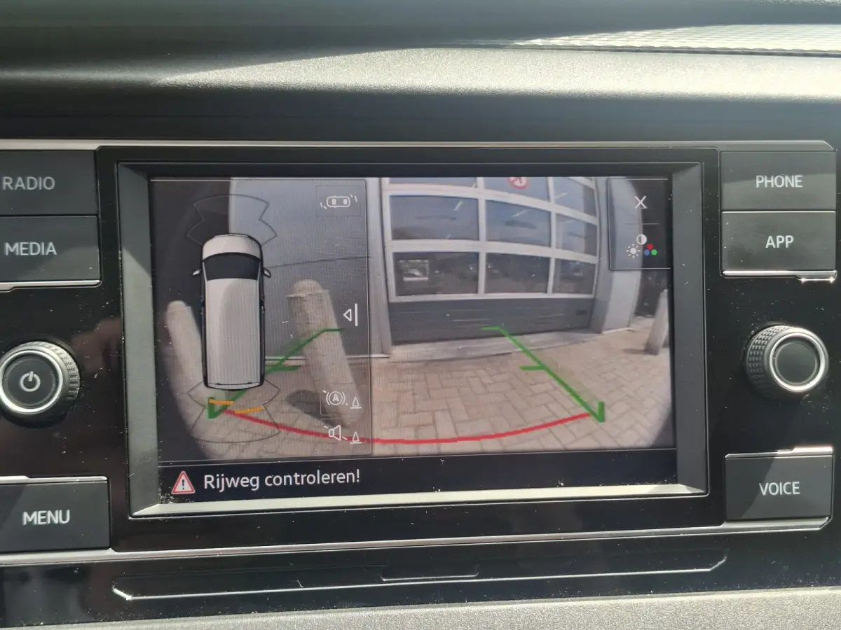 2.0 TDI L2H1 28 Highline | Android/Apple Carplay | LM Velgen 16" | Cruise Control | Sidebars | Achteruitrijcamera + PDC Voor en Achter | Airco |