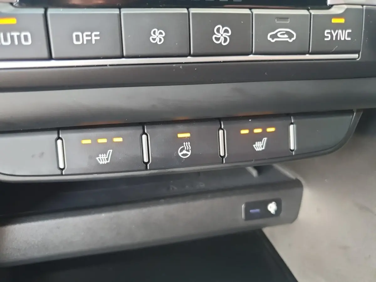 1.0T Design Edition | Stoel en stuurverwarming | Dodehoek detectie | Navigatie | Camera | Apple carplay / Android Auto | JBL sound system |