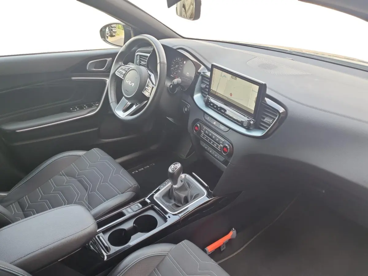 1.0T Design Edition | Stoel en stuurverwarming | Dodehoek detectie | Navigatie | Camera | Apple carplay / Android Auto | JBL sound system |