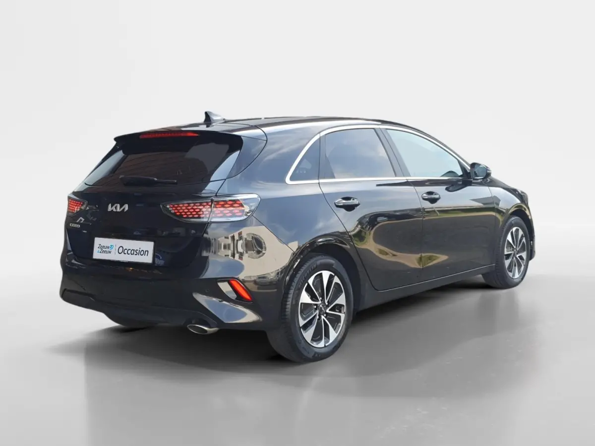 1.0T Design Edition | Stoel en stuurverwarming | Dodehoek detectie | Navigatie | Camera | Apple carplay / Android Auto | JBL sound system |