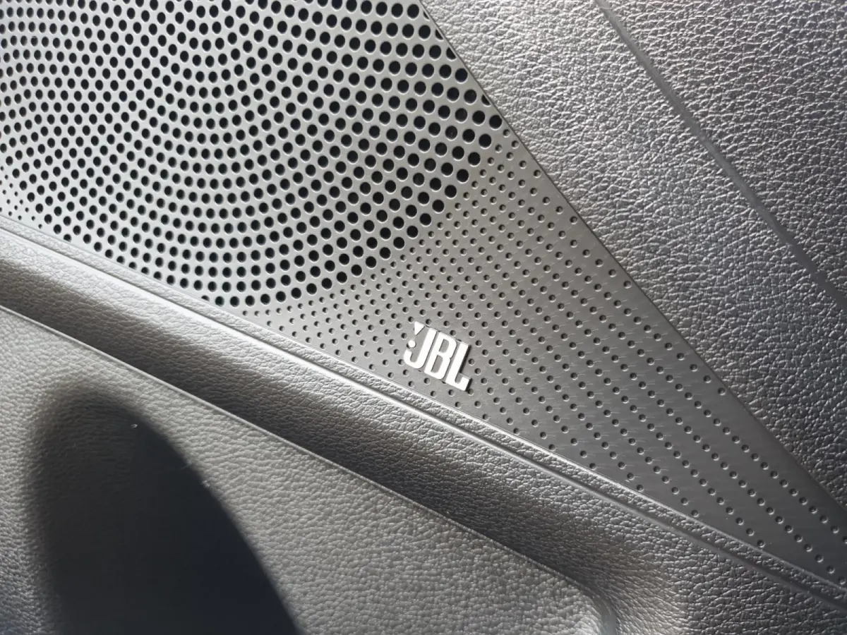 1.0T Design Edition | Stoel en stuurverwarming | Dodehoek detectie | Navigatie | Camera | Apple carplay / Android Auto | JBL sound system |
