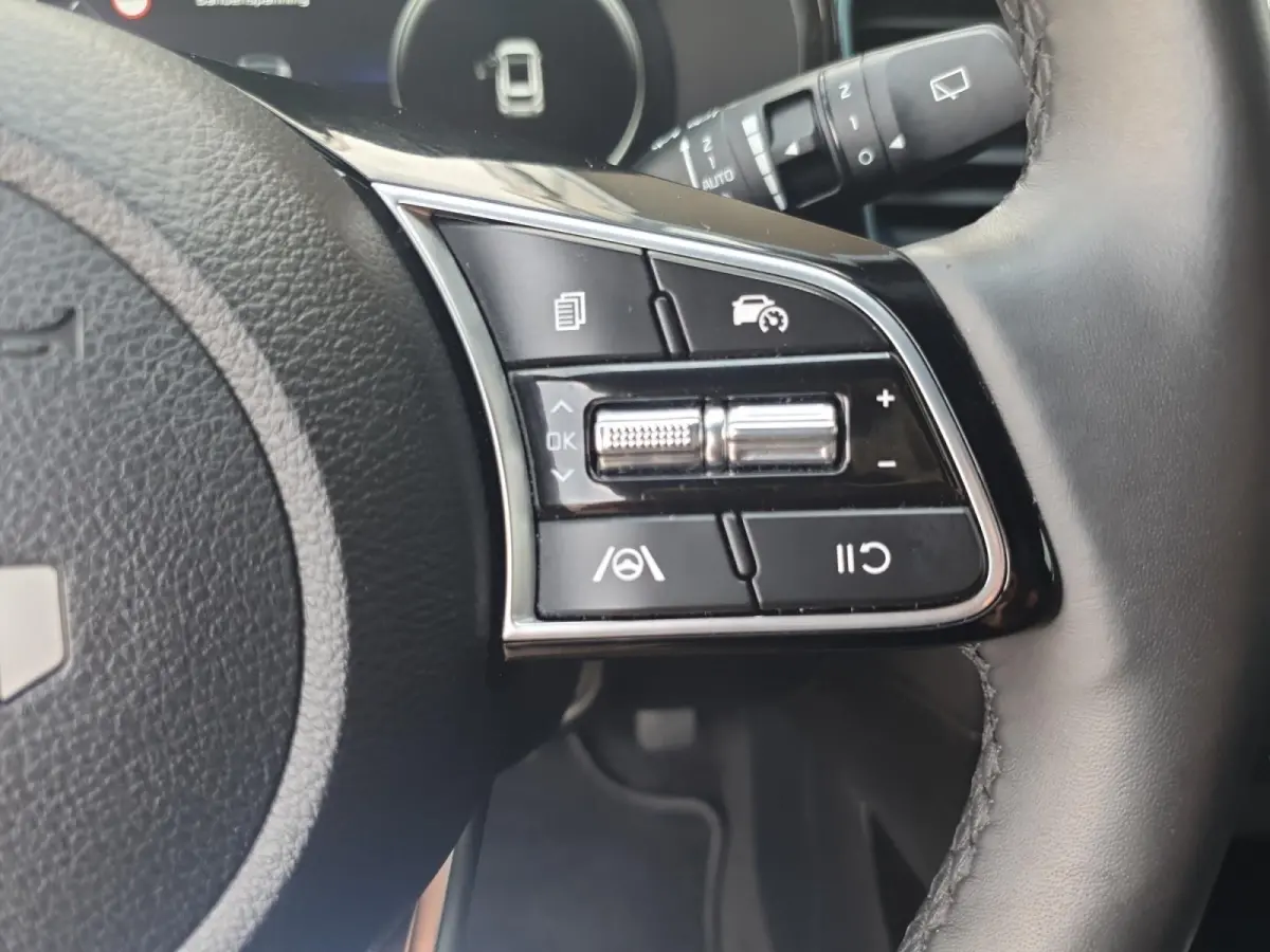 1.0T Design Edition | Stoel en stuurverwarming | Dodehoek detectie | Navigatie | Camera | Apple carplay / Android Auto | JBL sound system |