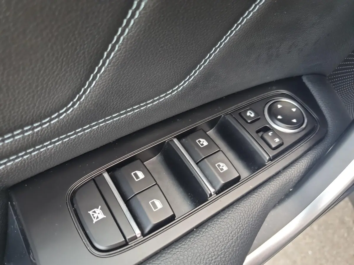 1.0T Design Edition | Stoel en stuurverwarming | Dodehoek detectie | Navigatie | Camera | Apple carplay / Android Auto | JBL sound system |