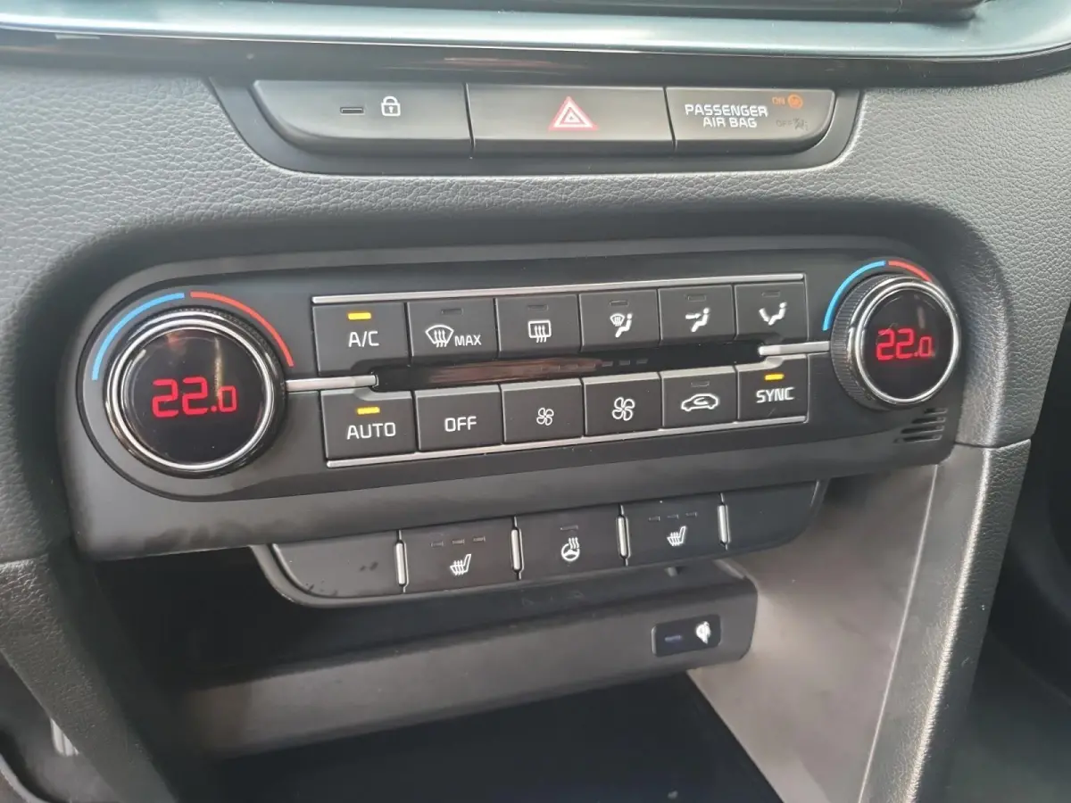 1.0T Design Edition | Stoel en stuurverwarming | Dodehoek detectie | Navigatie | Camera | Apple carplay / Android Auto | JBL sound system |
