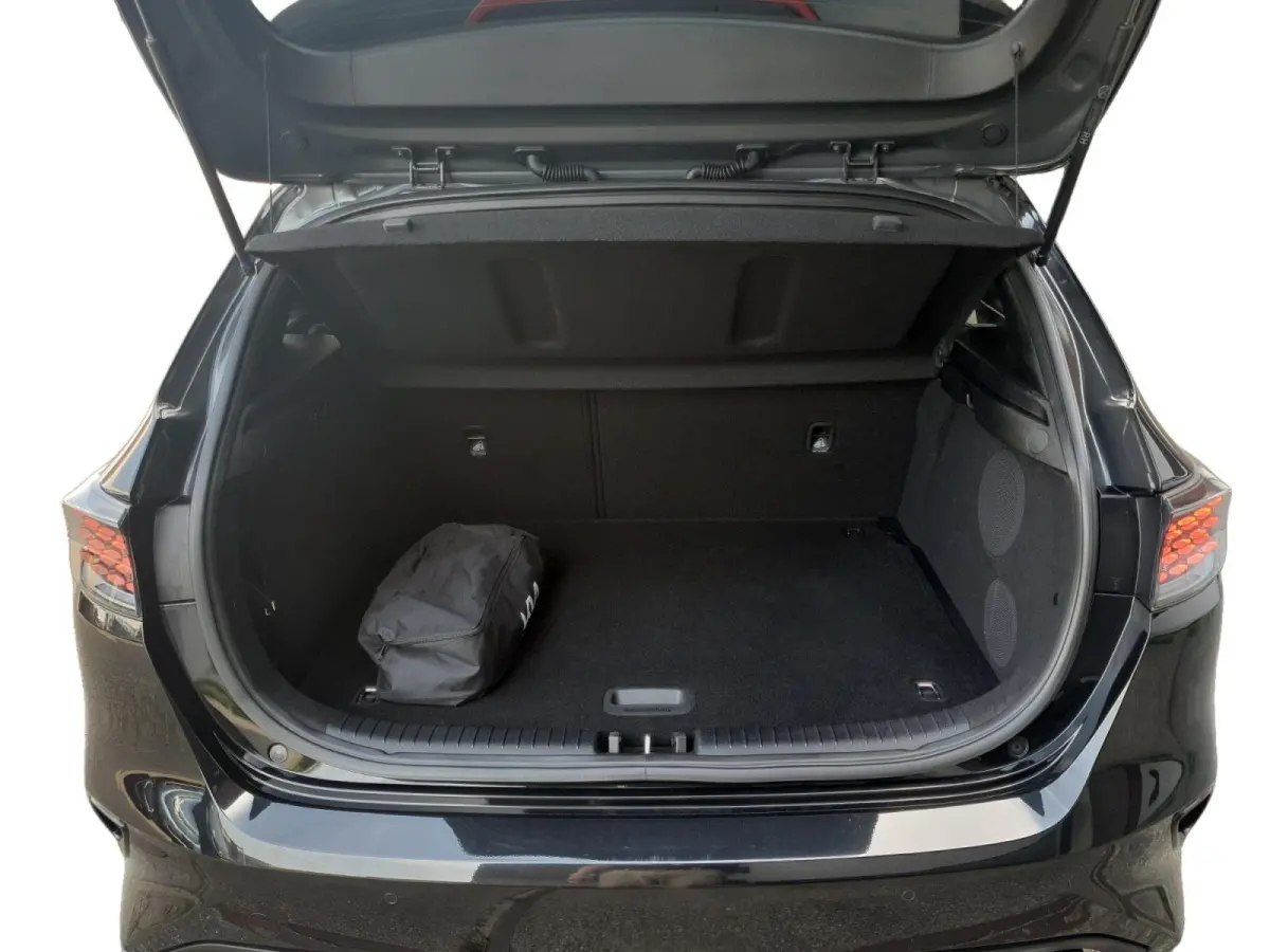 1.0T Design Edition | Stoel en stuurverwarming | Dodehoek detectie | Navigatie | Camera | Apple carplay / Android Auto | JBL sound system |