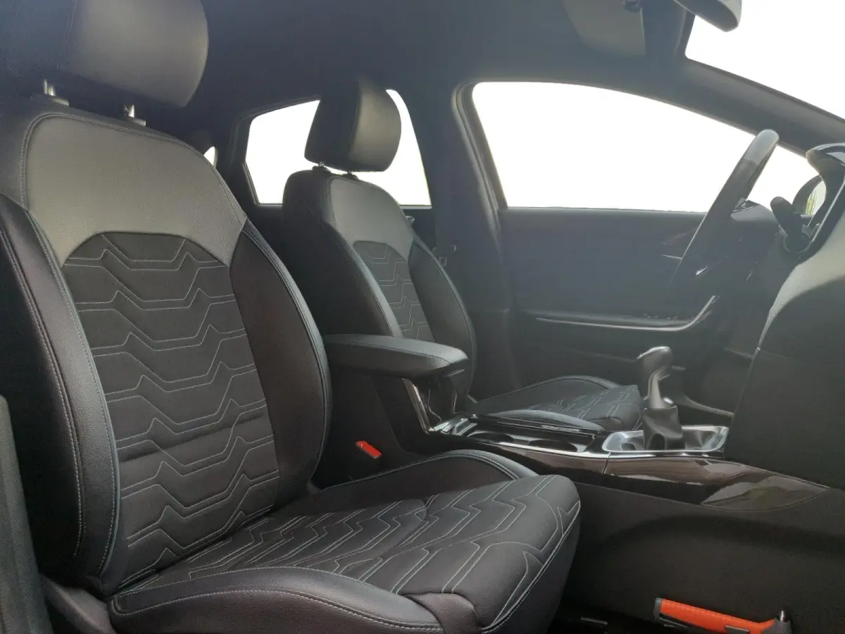 1.0T Design Edition | Stoel en stuurverwarming | Dodehoek detectie | Navigatie | Camera | Apple carplay / Android Auto | JBL sound system |