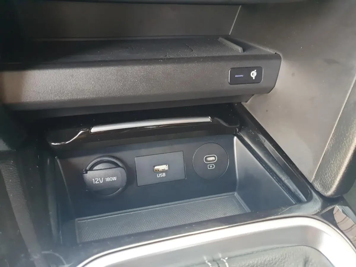 1.0T Design Edition | Stoel en stuurverwarming | Dodehoek detectie | Navigatie | Camera | Apple carplay / Android Auto | JBL sound system |
