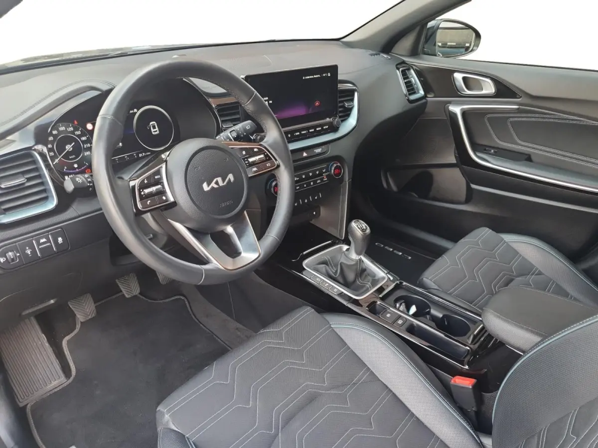 1.0T Design Edition | Stoel en stuurverwarming | Dodehoek detectie | Navigatie | Camera | Apple carplay / Android Auto | JBL sound system |
