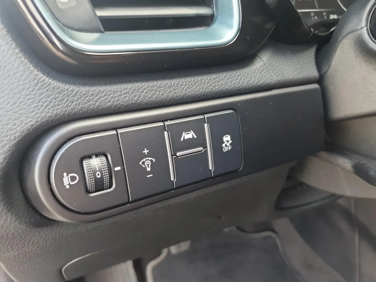 1.0T Design Edition | Stoel en stuurverwarming | Dodehoek detectie | Navigatie | Camera | Apple carplay / Android Auto | JBL sound system |