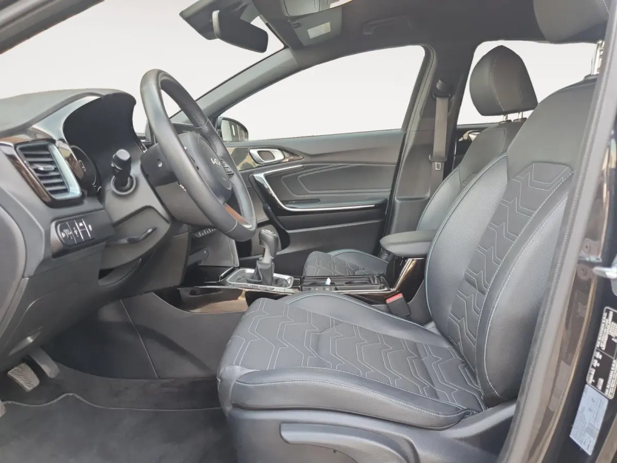 1.0T Design Edition | Stoel en stuurverwarming | Dodehoek detectie | Navigatie | Camera | Apple carplay / Android Auto | JBL sound system |