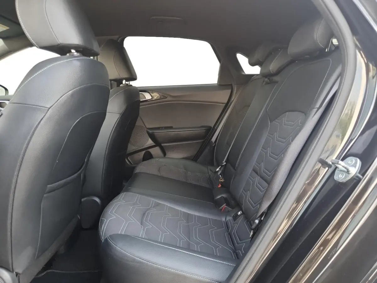 1.0T Design Edition | Stoel en stuurverwarming | Dodehoek detectie | Navigatie | Camera | Apple carplay / Android Auto | JBL sound system |