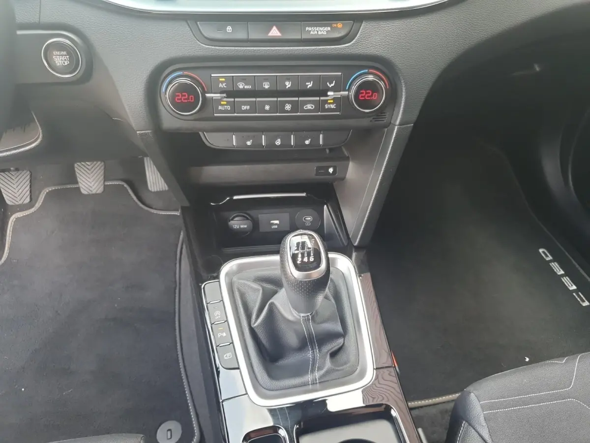 1.0T Design Edition | Stoel en stuurverwarming | Dodehoek detectie | Navigatie | Camera | Apple carplay / Android Auto | JBL sound system |