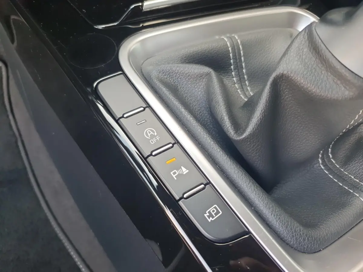 1.0T Design Edition | Stoel en stuurverwarming | Dodehoek detectie | Navigatie | Camera | Apple carplay / Android Auto | JBL sound system |
