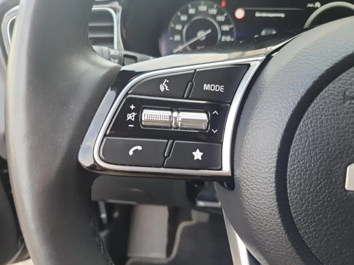 1.0T Design Edition | Stoel en stuurverwarming | Dodehoek detectie | Navigatie | Camera | Apple carplay / Android Auto | JBL sound system |