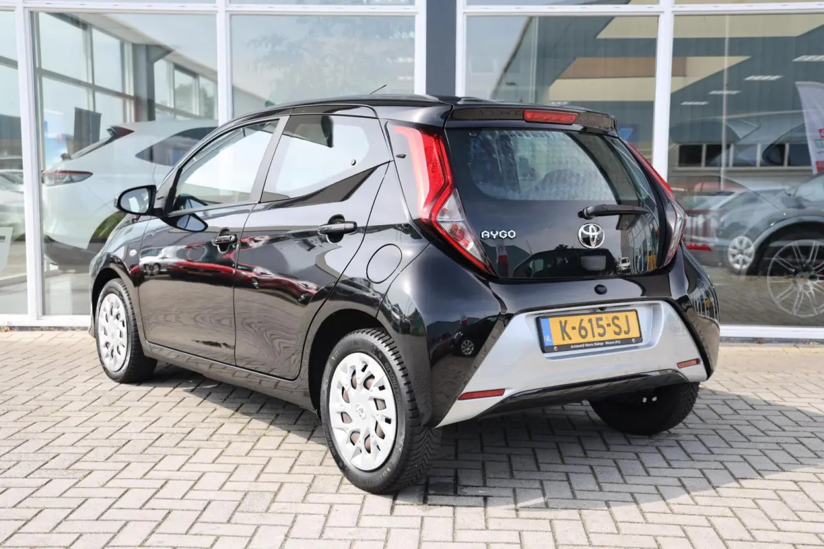1.0 VVT-i x-play|Camera|Apple carplay/android auto|Airco|Elek. Ramen|