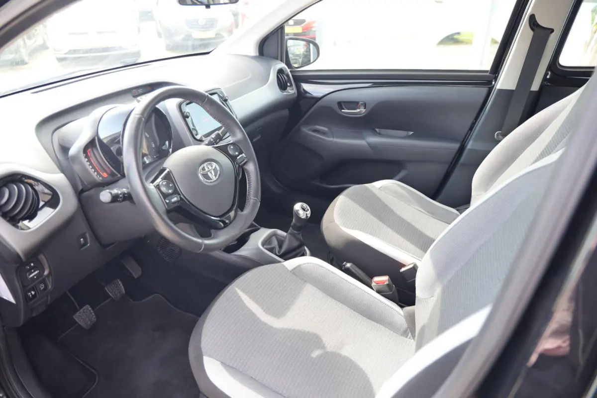 1.0 VVT-i x-play|Camera|Apple carplay/android auto|Airco|Elek. Ramen|