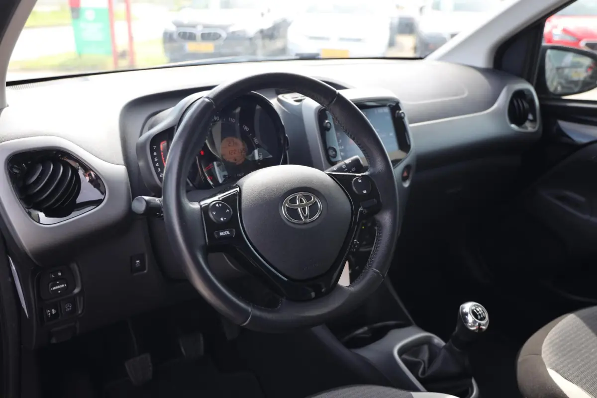 1.0 VVT-i x-play|Camera|Apple carplay/android auto|Airco|Elek. Ramen|