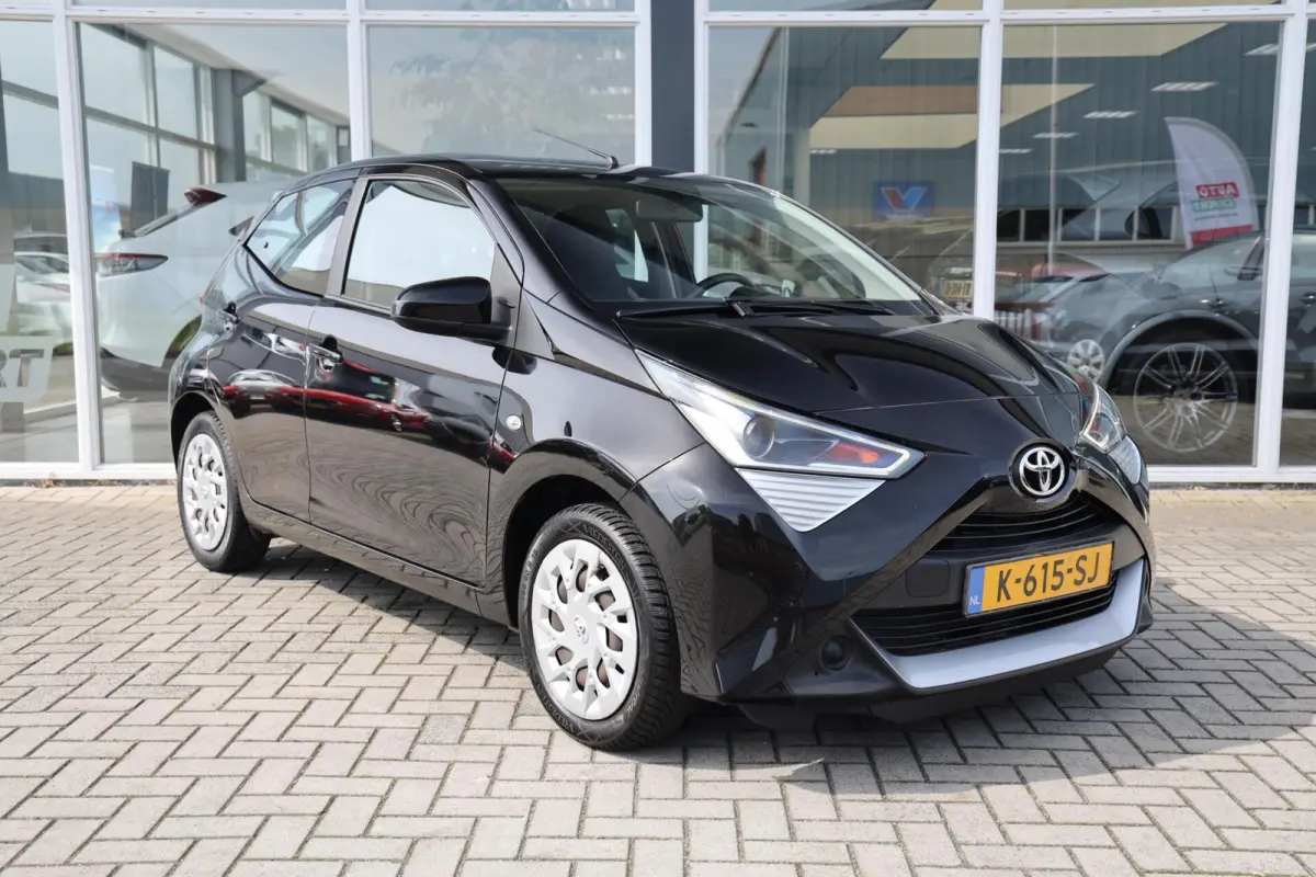 1.0 VVT-i x-play|Camera|Apple carplay/android auto|Airco|Elek. Ramen|
