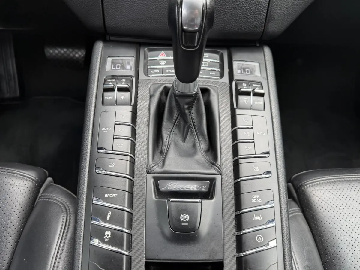 3.0 S | V6 | Black-on-black |ACC