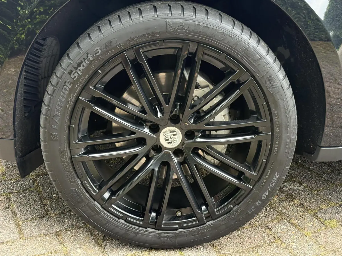 3.0 S | V6 | Black-on-black |ACC