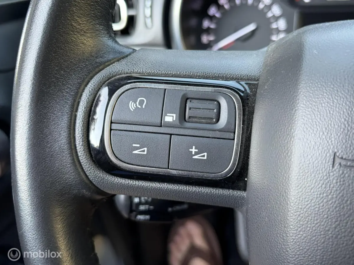 1.2 PureTech Shine Business 67.839KM / AUTOMAAT /Clima / 17" / FM NAV / Carplay