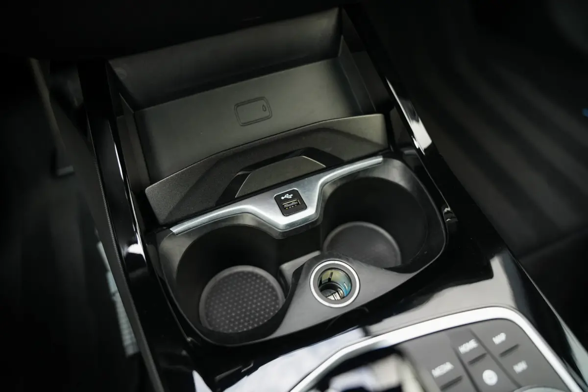 220i 179 pk M-Sportpakket / Frozen-Grey/ Pano-Dak/ Harman&Kardon/ Individual/ Keyless/ Camera/ Memory/ Adapt.Cruise/ Stoel+Stuurverw./ 19''LMV
