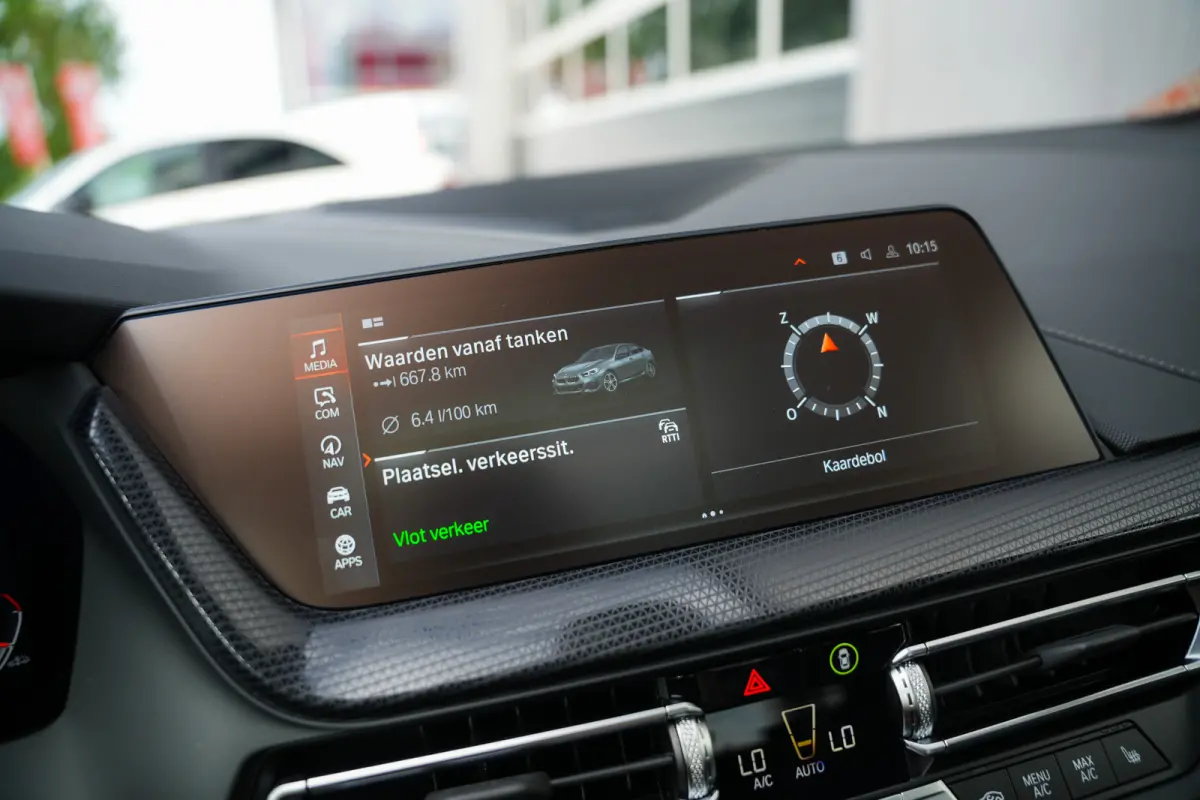 220i 179 pk M-Sportpakket / Frozen-Grey/ Pano-Dak/ Harman&Kardon/ Individual/ Keyless/ Camera/ Memory/ Adapt.Cruise/ Stoel+Stuurverw./ 19''LMV