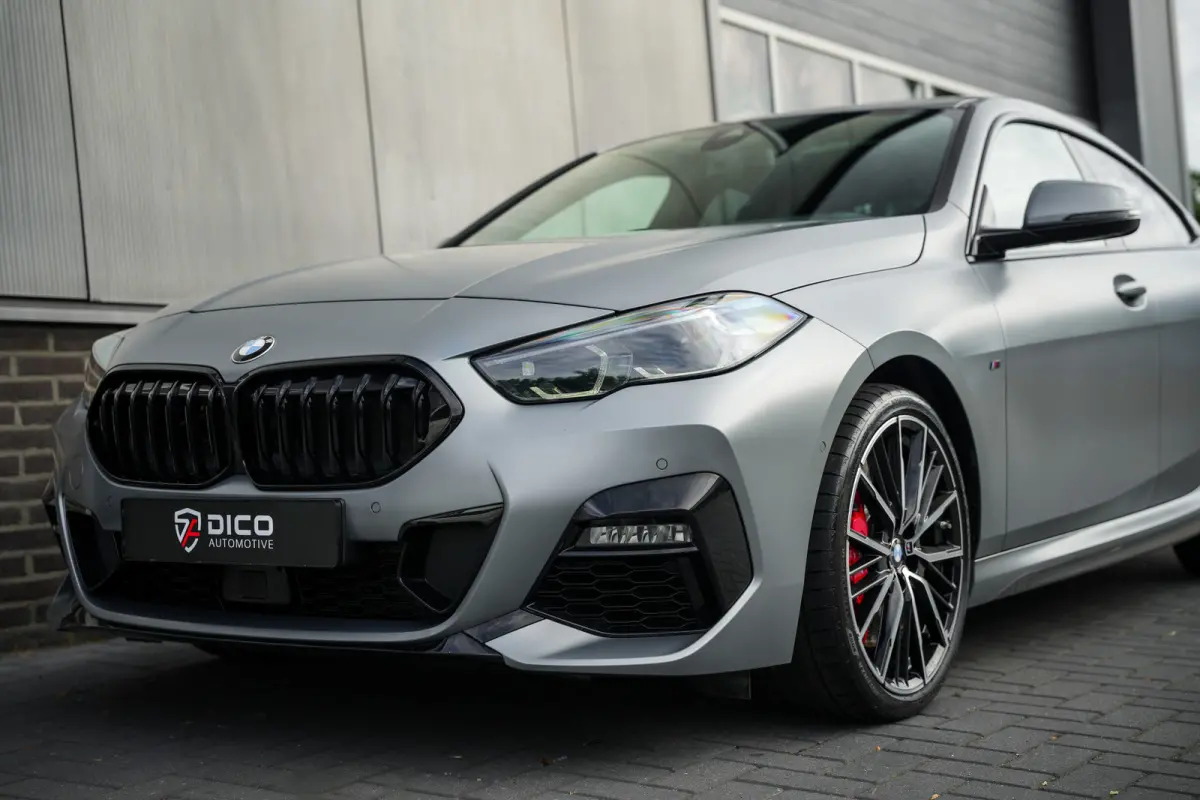 220i 179 pk M-Sportpakket / Frozen-Grey/ Pano-Dak/ Harman&Kardon/ Individual/ Keyless/ Camera/ Memory/ Adapt.Cruise/ Stoel+Stuurverw./ 19''LMV