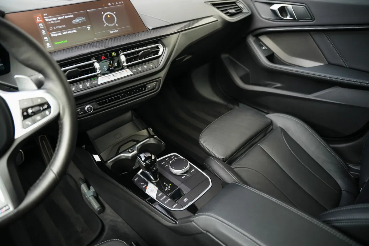 220i 179 pk M-Sportpakket / Frozen-Grey/ Pano-Dak/ Harman&Kardon/ Individual/ Keyless/ Camera/ Memory/ Adapt.Cruise/ Stoel+Stuurverw./ 19''LMV