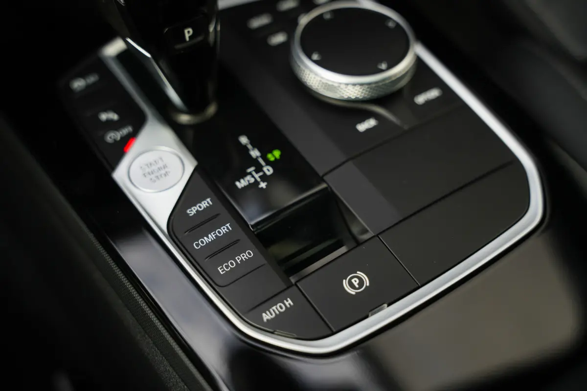 220i 179 pk M-Sportpakket / Frozen-Grey/ Pano-Dak/ Harman&Kardon/ Individual/ Keyless/ Camera/ Memory/ Adapt.Cruise/ Stoel+Stuurverw./ 19''LMV