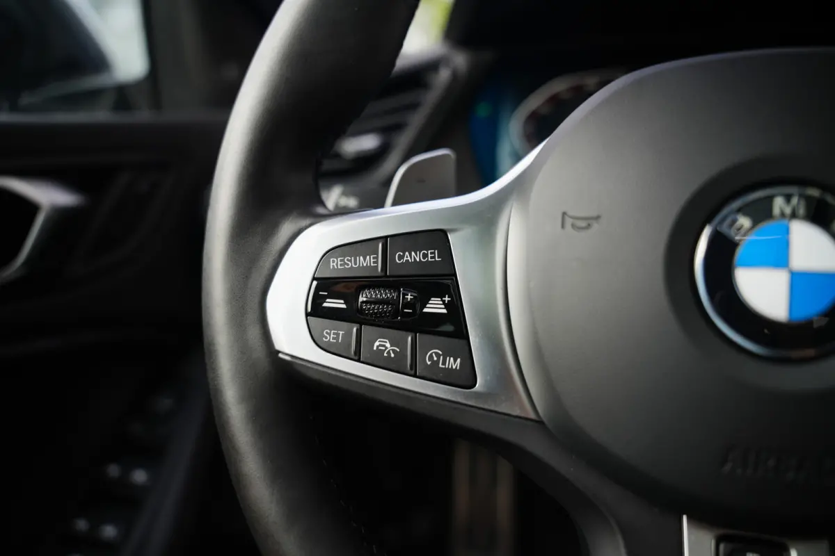 220i 179 pk M-Sportpakket / Frozen-Grey/ Pano-Dak/ Harman&Kardon/ Individual/ Keyless/ Camera/ Memory/ Adapt.Cruise/ Stoel+Stuurverw./ 19''LMV