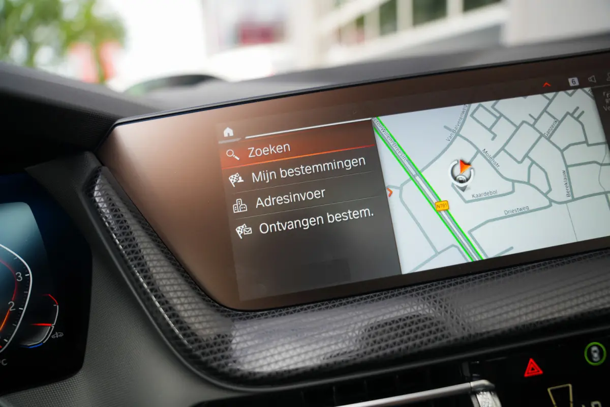 220i 179 pk M-Sportpakket / Frozen-Grey/ Pano-Dak/ Harman&Kardon/ Individual/ Keyless/ Camera/ Memory/ Adapt.Cruise/ Stoel+Stuurverw./ 19''LMV