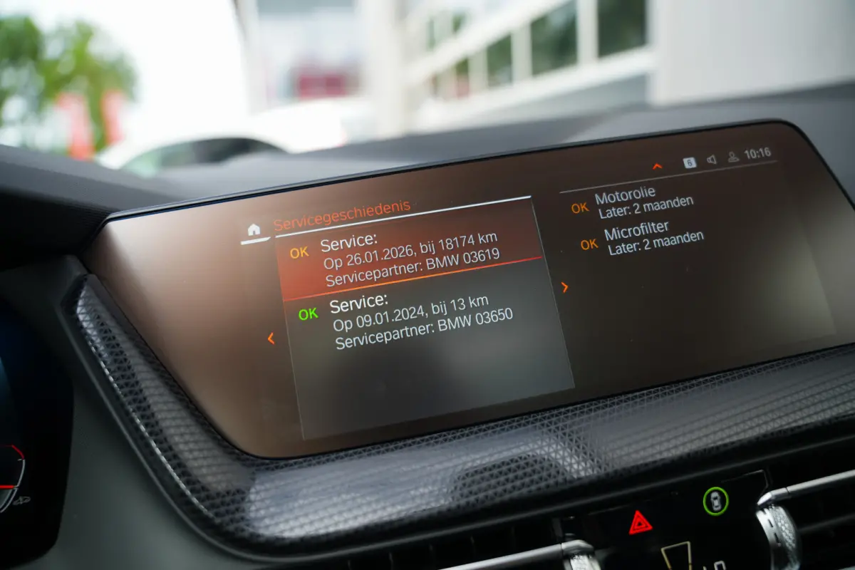 220i 179 pk M-Sportpakket / Frozen-Grey/ Pano-Dak/ Harman&Kardon/ Individual/ Keyless/ Camera/ Memory/ Adapt.Cruise/ Stoel+Stuurverw./ 19''LMV