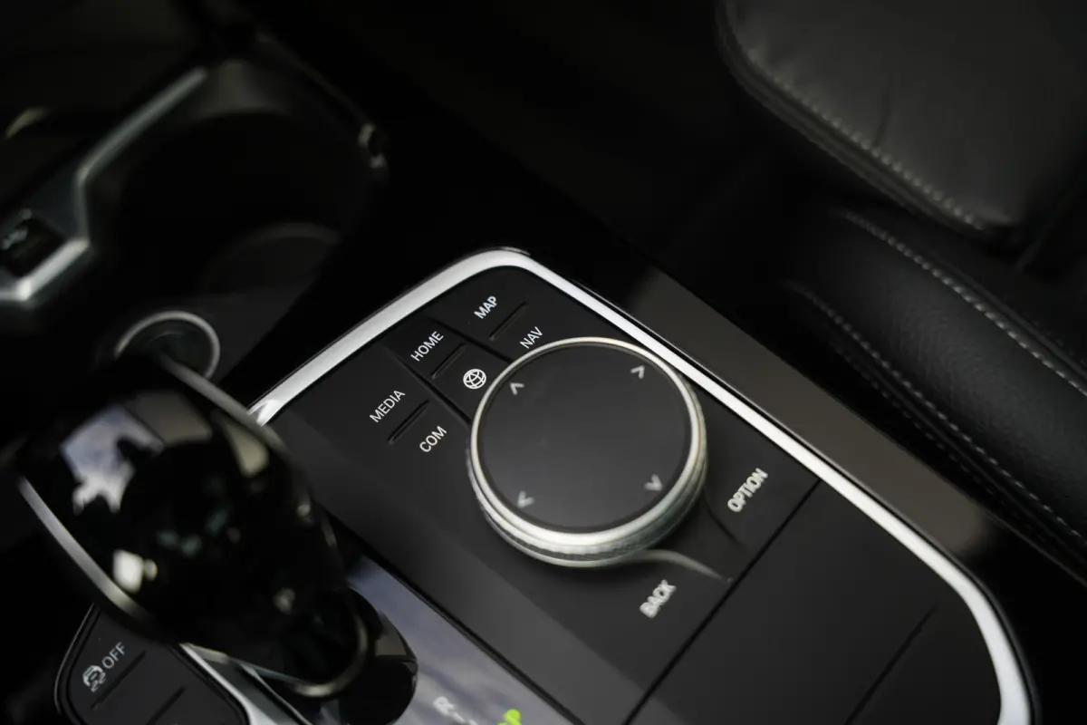 220i 179 pk M-Sportpakket / Frozen-Grey/ Pano-Dak/ Harman&Kardon/ Individual/ Keyless/ Camera/ Memory/ Adapt.Cruise/ Stoel+Stuurverw./ 19''LMV
