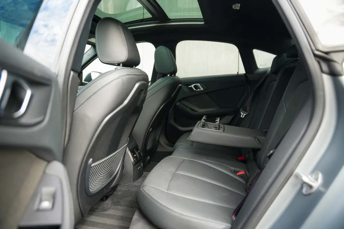 220i 179 pk M-Sportpakket / Frozen-Grey/ Pano-Dak/ Harman&Kardon/ Individual/ Keyless/ Camera/ Memory/ Adapt.Cruise/ Stoel+Stuurverw./ 19''LMV