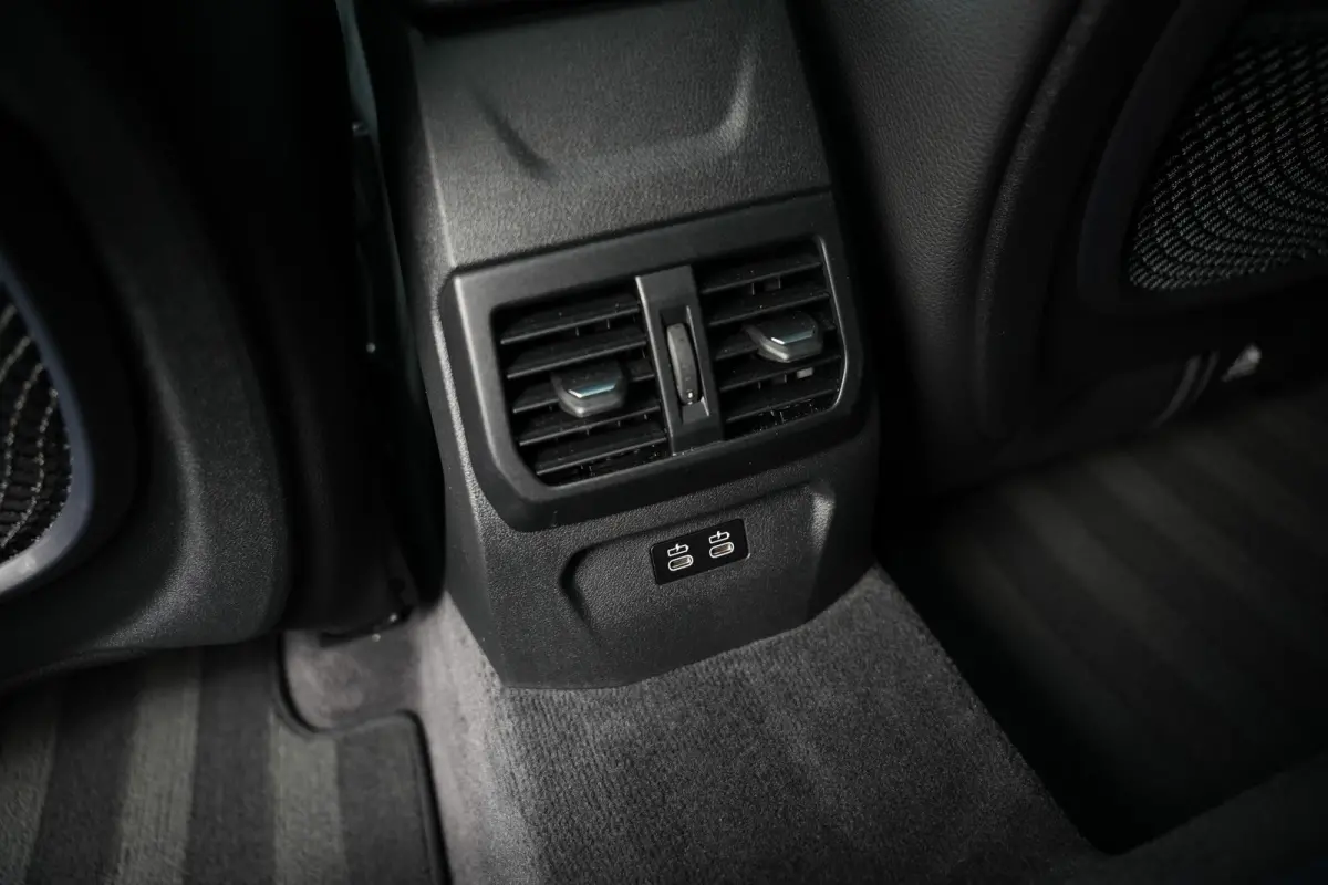 220i 179 pk M-Sportpakket / Frozen-Grey/ Pano-Dak/ Harman&Kardon/ Individual/ Keyless/ Camera/ Memory/ Adapt.Cruise/ Stoel+Stuurverw./ 19''LMV