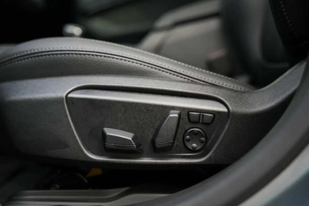 220i 179 pk M-Sportpakket / Frozen-Grey/ Pano-Dak/ Harman&Kardon/ Individual/ Keyless/ Camera/ Memory/ Adapt.Cruise/ Stoel+Stuurverw./ 19''LMV