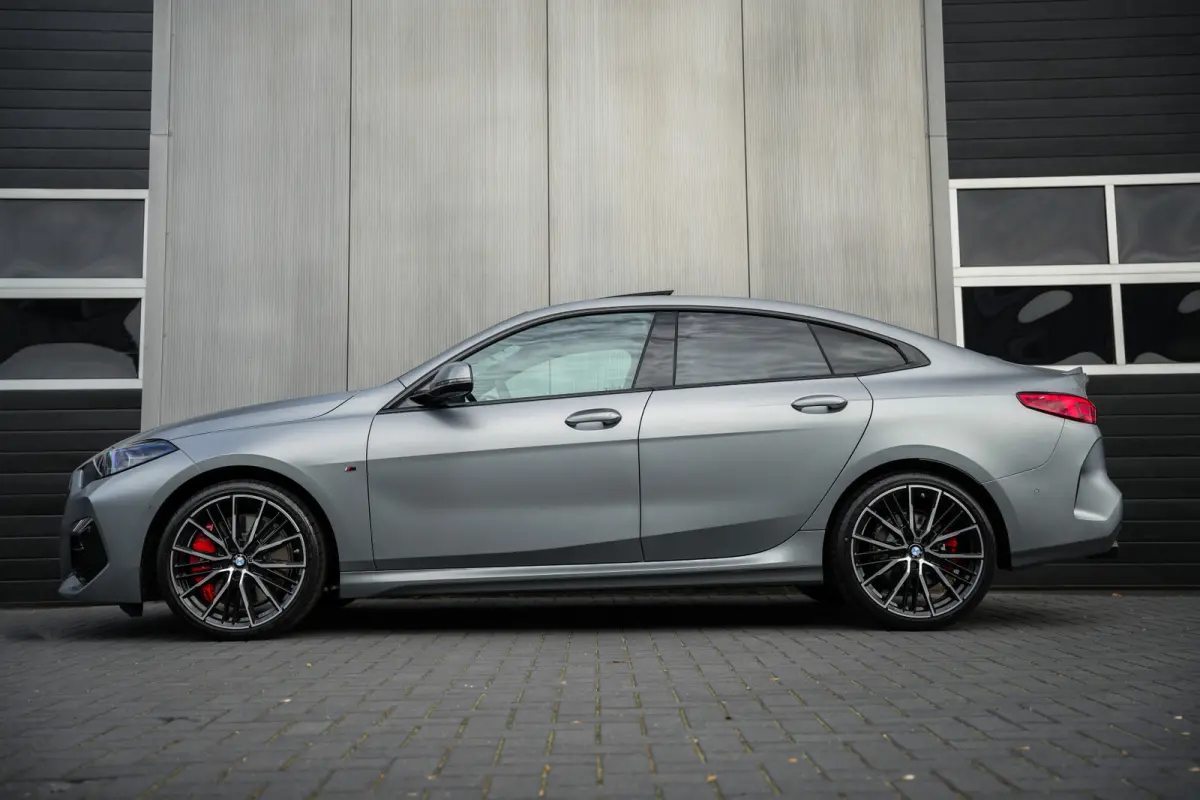 220i 179 pk M-Sportpakket / Frozen-Grey/ Pano-Dak/ Harman&Kardon/ Individual/ Keyless/ Camera/ Memory/ Adapt.Cruise/ Stoel+Stuurverw./ 19''LMV
