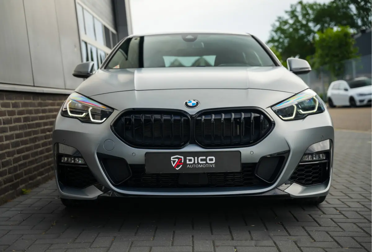 220i 179 pk M-Sportpakket / Frozen-Grey/ Pano-Dak/ Harman&Kardon/ Individual/ Keyless/ Camera/ Memory/ Adapt.Cruise/ Stoel+Stuurverw./ 19''LMV