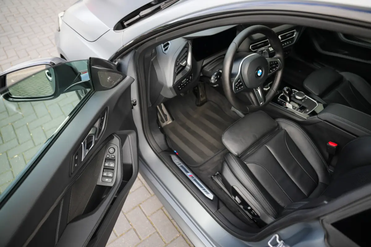 220i 179 pk M-Sportpakket / Frozen-Grey/ Pano-Dak/ Harman&Kardon/ Individual/ Keyless/ Camera/ Memory/ Adapt.Cruise/ Stoel+Stuurverw./ 19''LMV