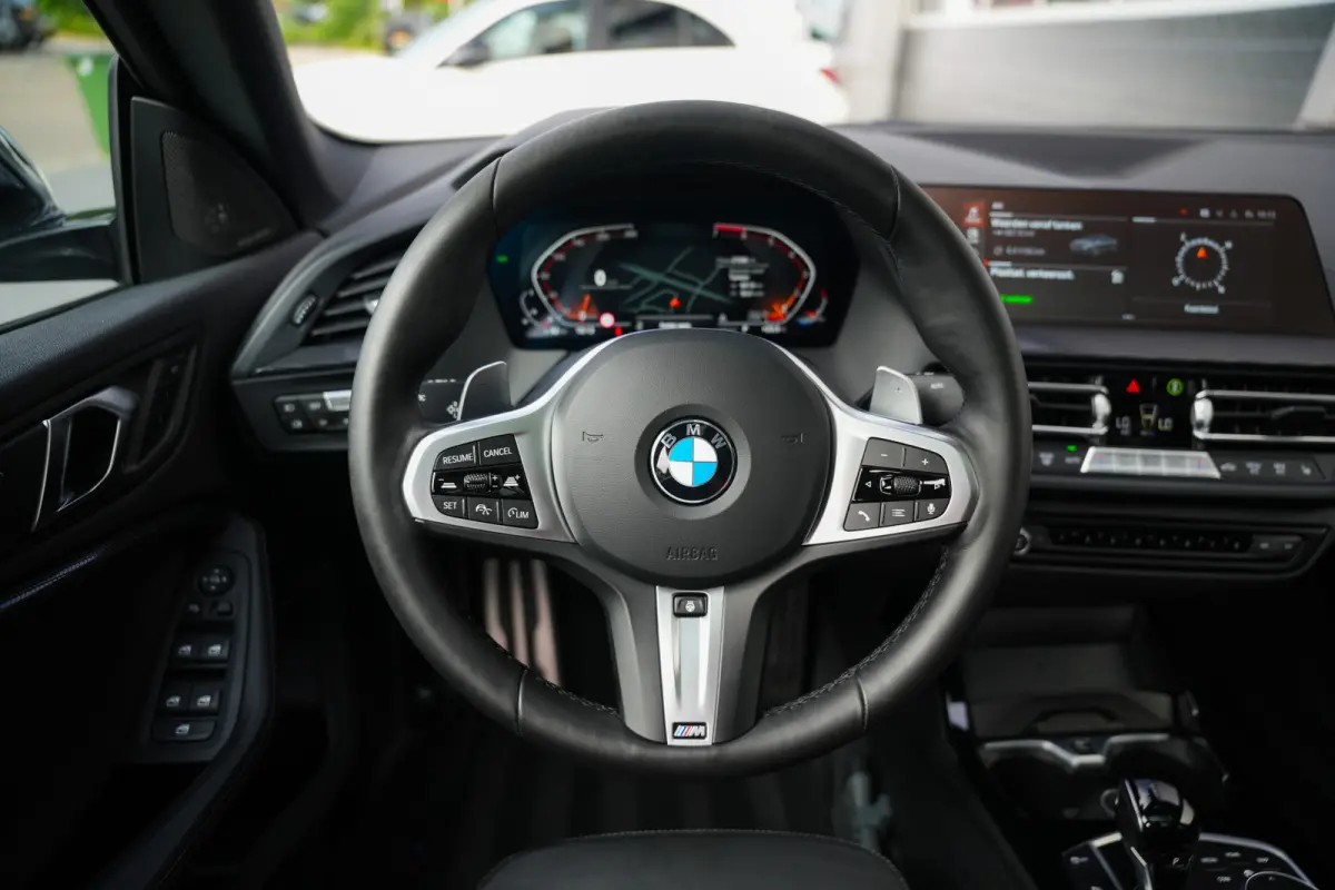 220i 179 pk M-Sportpakket / Frozen-Grey/ Pano-Dak/ Harman&Kardon/ Individual/ Keyless/ Camera/ Memory/ Adapt.Cruise/ Stoel+Stuurverw./ 19''LMV