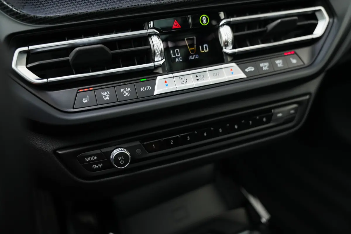 220i 179 pk M-Sportpakket / Frozen-Grey/ Pano-Dak/ Harman&Kardon/ Individual/ Keyless/ Camera/ Memory/ Adapt.Cruise/ Stoel+Stuurverw./ 19''LMV