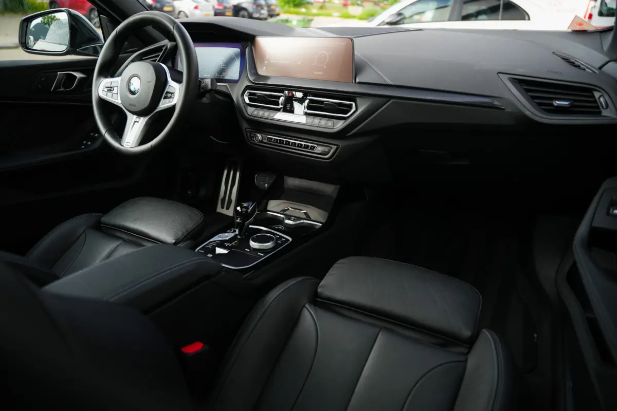 220i 179 pk M-Sportpakket / Frozen-Grey/ Pano-Dak/ Harman&Kardon/ Individual/ Keyless/ Camera/ Memory/ Adapt.Cruise/ Stoel+Stuurverw./ 19''LMV