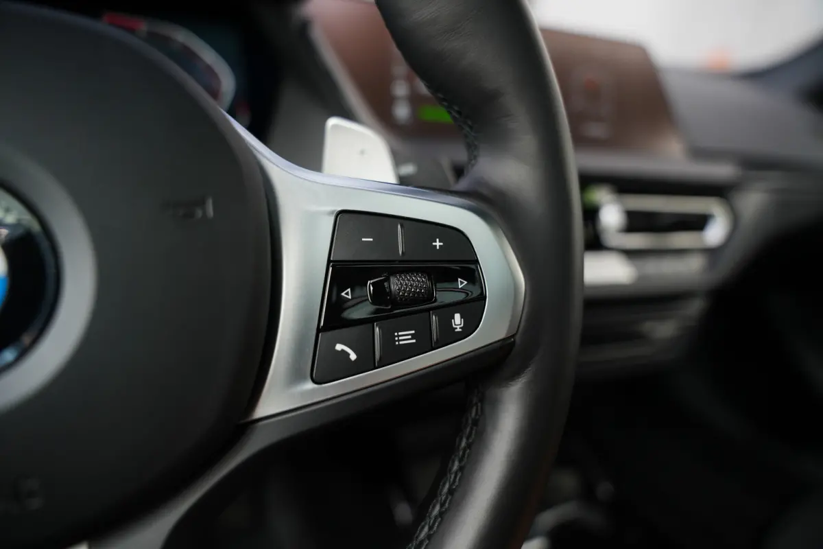 220i 179 pk M-Sportpakket / Frozen-Grey/ Pano-Dak/ Harman&Kardon/ Individual/ Keyless/ Camera/ Memory/ Adapt.Cruise/ Stoel+Stuurverw./ 19''LMV