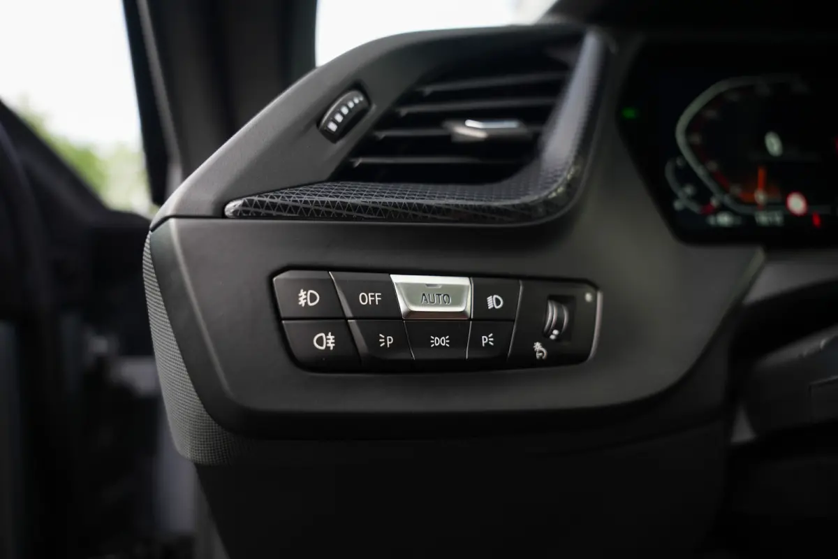 220i 179 pk M-Sportpakket / Frozen-Grey/ Pano-Dak/ Harman&Kardon/ Individual/ Keyless/ Camera/ Memory/ Adapt.Cruise/ Stoel+Stuurverw./ 19''LMV